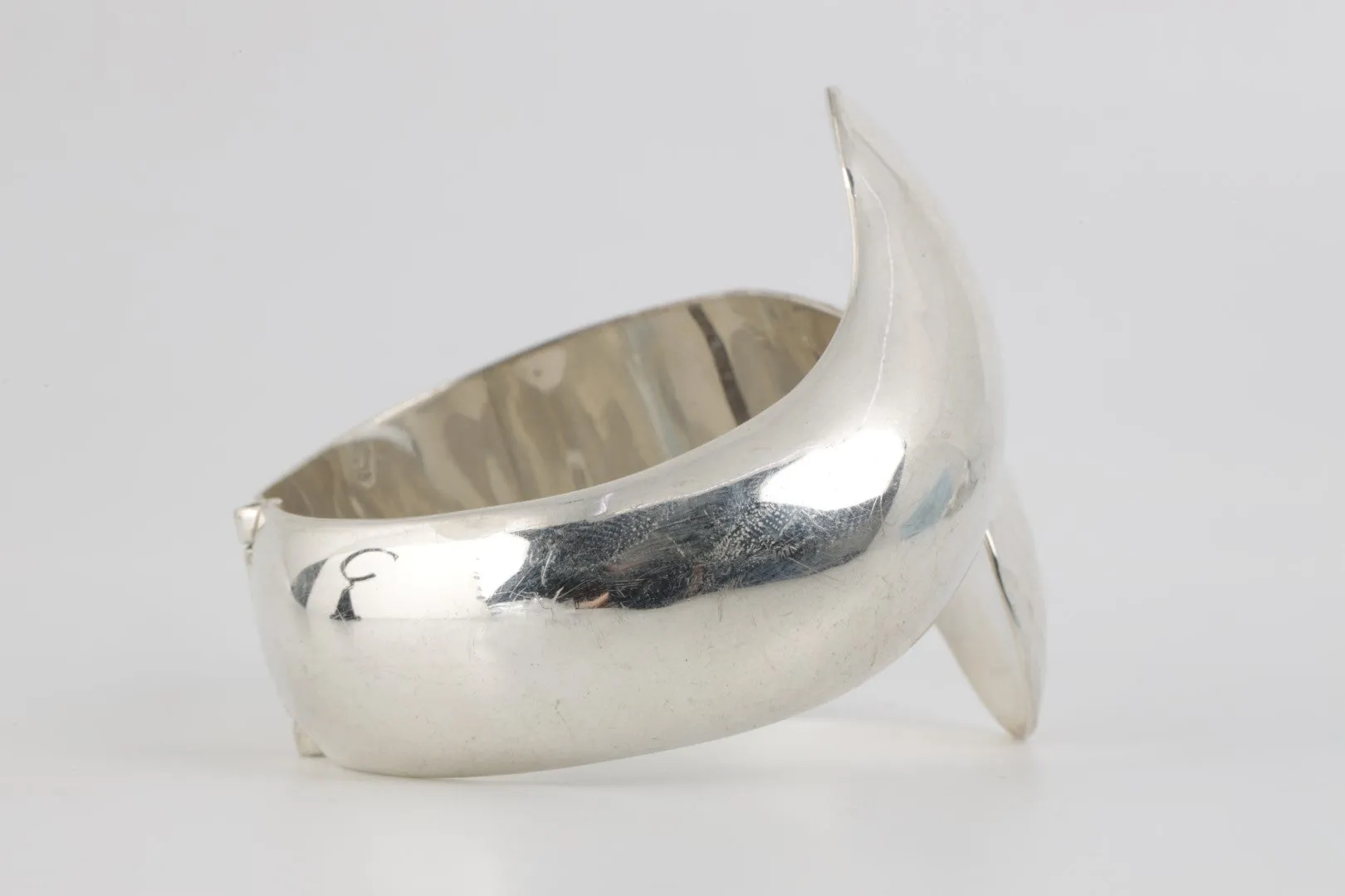 7" 925 Silver Two-Texture Hinged Wrap Around Bracelet (63.00g.)