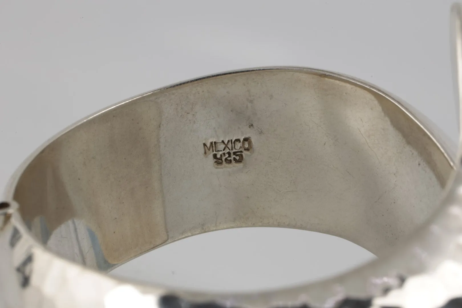 7" 925 Silver Two-Texture Hinged Wrap Around Bracelet (63.00g.)